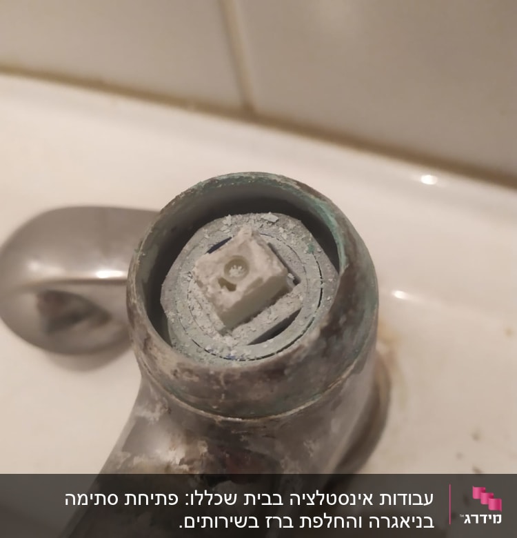 ברז מתכת עם חלודה ואבנית